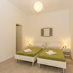 Comfortable Modern With Shaded Patio * 斯普利特